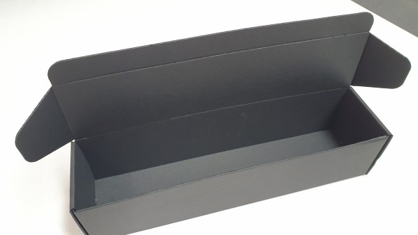Schwarze Stanzverpackung